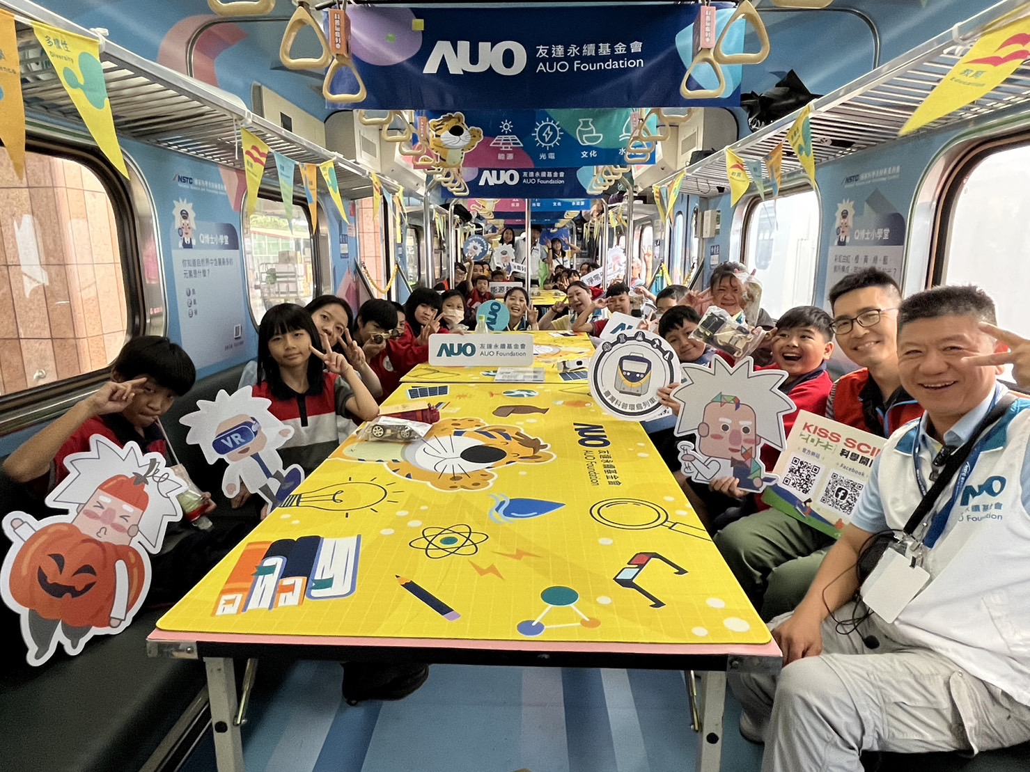人生就是博-尊龍凱時永續基金會參與「臺灣科普環島列車」，設計基礎科學車廂課程，以「淨零碳排和永續能源」為主題，讓學生透過創意實驗認識淨零知識，以及思考生活中的減碳行為