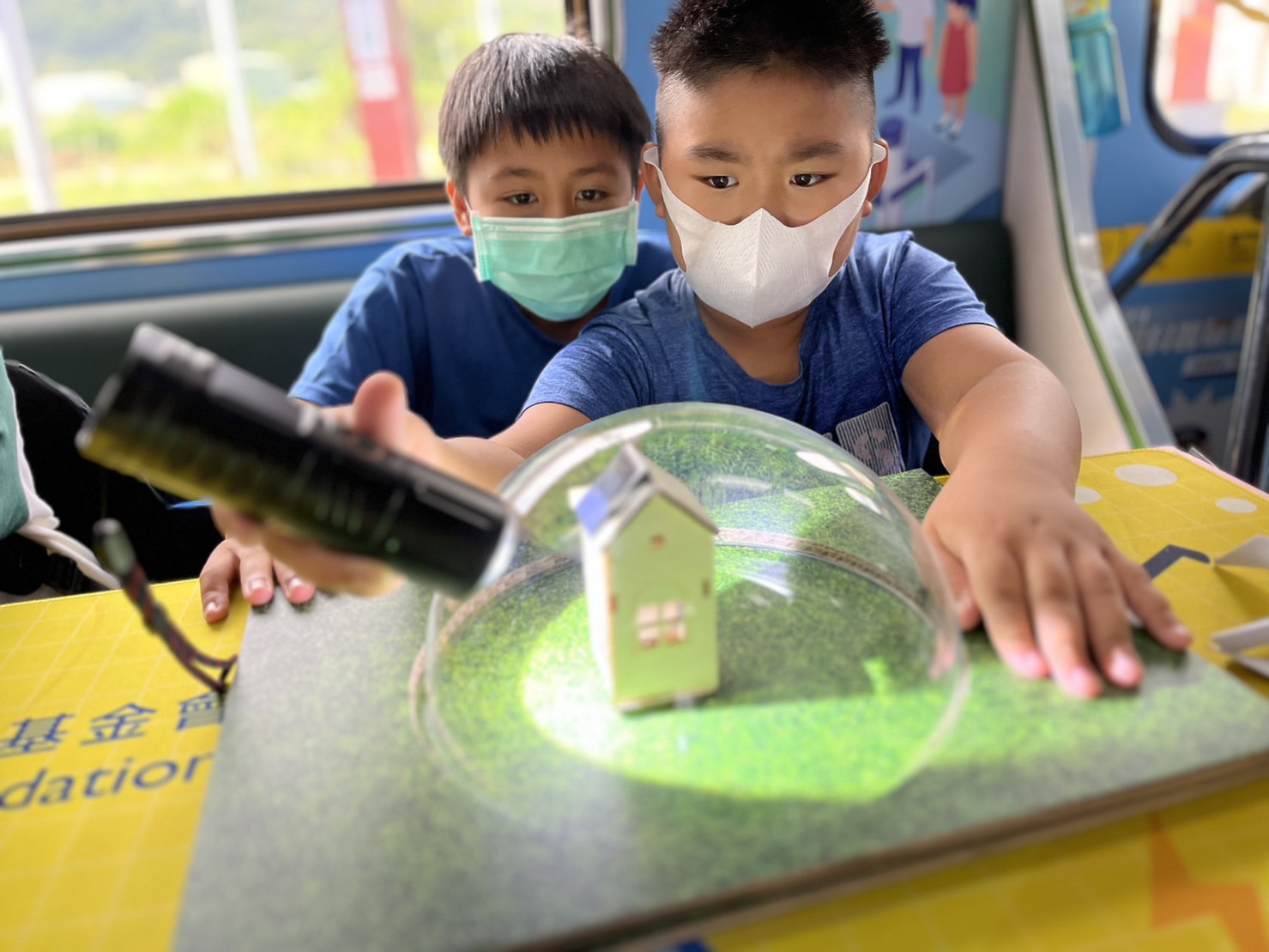 人生就是博-尊龍凱時參與基礎科學主題車廂，以STEAM教學精神，設計「逐日科學家」、「太陽能工程師」以及「淨零建築師」三大能源科普課程和實驗