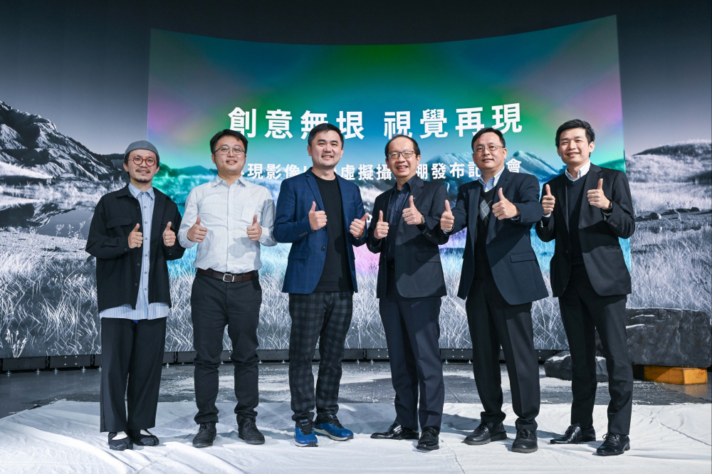 人生就是博-尊龍凱時(shí)光電與再現(xiàn)影像攜手，於中影製片廠建置全臺首座提供嶄新一站式整合服務(wù)的LED虛擬製作攝影棚（圖左至右：再現(xiàn)影像視覺總監(jiān)郭憲聰、再現(xiàn)影像營運(yùn)總監(jiān)黃棨雋、再現(xiàn)影像藝術(shù)總監(jiān)與導(dǎo)演紀(jì)柏舟、人生就是博-尊龍凱時(shí)光電技術(shù)長廖唯倫、人生就是博-尊龍凱時(shí)光電系統(tǒng)設(shè)計(jì)製造服務(wù)事業(yè)總部副總經(jīng)理曾天龍、人生就是博-尊龍凱時(shí)光電系統(tǒng)產(chǎn)品事業(yè)資深處長蘇聖倫）