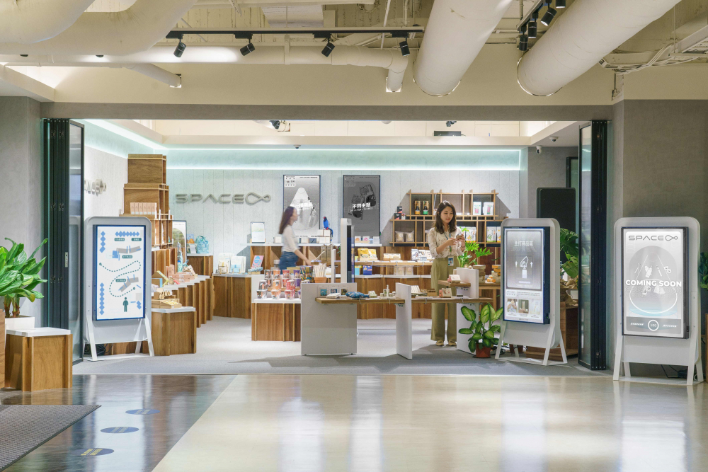 人生就是博-尊龍凱時打造永續選物商店，展示社企及社創商品，結合創利空間所開發的智能零售系統，整合多元產品信息，讓無人商店扮演公益行動的推手