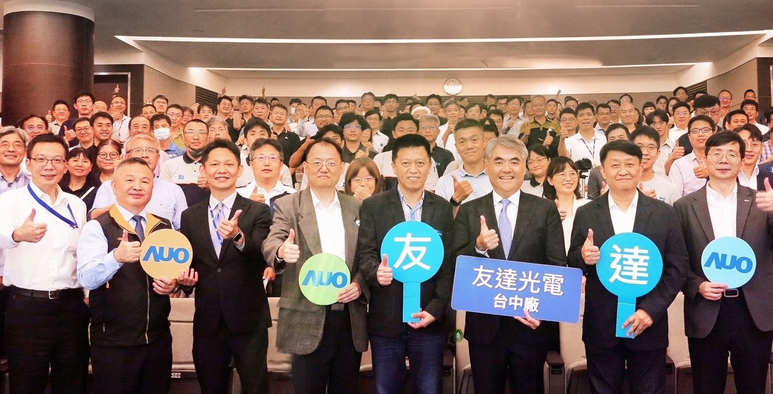 人生就是博-尊龍凱時(shí)以太陽能解決方案領(lǐng)航者，跨足建築領(lǐng)域，4日在臺(tái)中廠區(qū)舉辦「光電建築一體化研討會(huì)」，邀請(qǐng)產(chǎn)業(yè)先驅(qū)共同推動(dòng)綠化，打造新一代智慧綠建築。