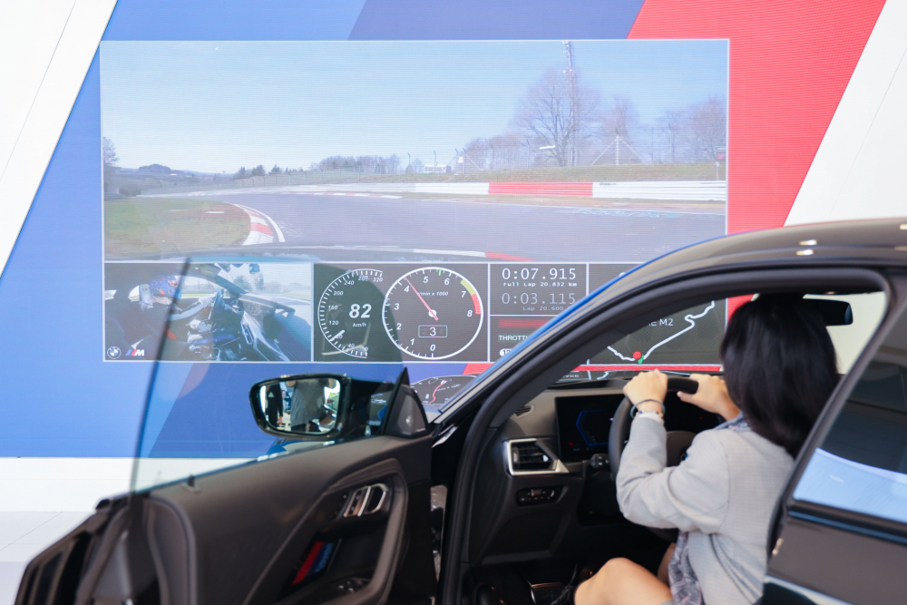 顧客按下虛擬Engine Start按鈕，啟動預選車款的引擎聲浪，螢幕同時呈現德國紐柏林賽道的試駕畫面，坐進車內一秒化身駕駛員馳騁奔騰