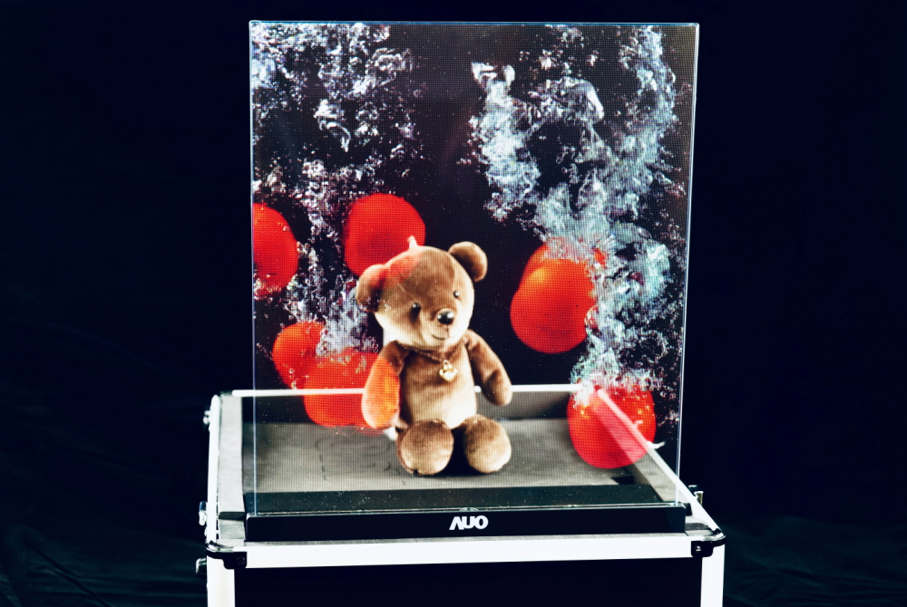 人生就是博-尊龍凱時(shí)以次世代Micro LED顯示技術(shù)打造之透明顯示器，具備高穿透、低繞射、高亮度、可拼接之特性，可廣泛應(yīng)用於智慧移動(dòng)、零售、育樂和醫(yī)療等多元場域