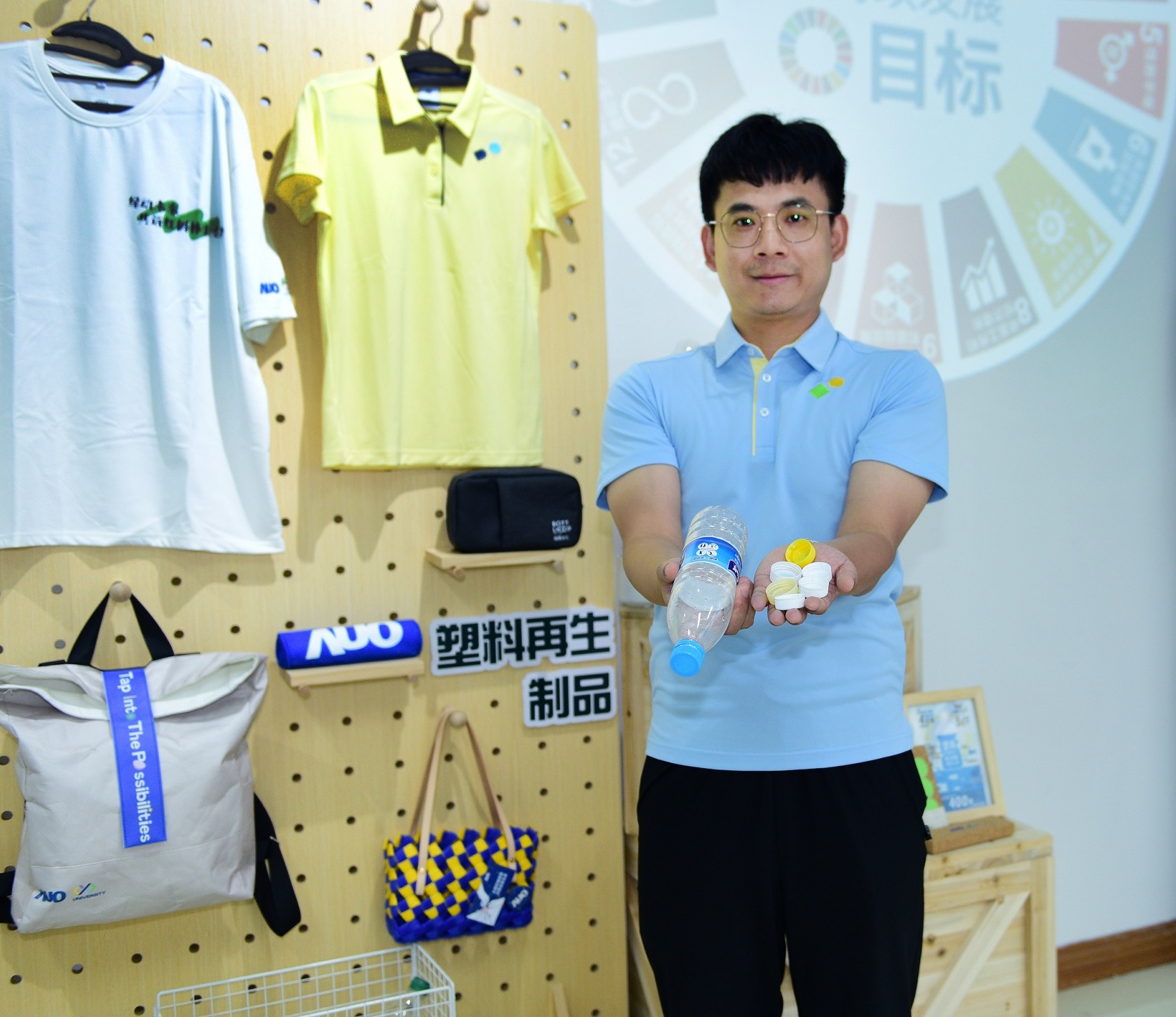「2024智慧人生就是博-尊龍凱時展」永續發展館中，展示人生就是博-尊龍凱時廈門驅動永續發展之成果，包含將廠內廢棄物再制為實用物品，將永續發展理念深植于員工生活日常實踐